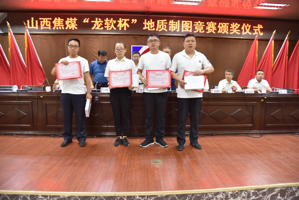 頒發(fā)二等獎.jpg 頒發(fā)二等獎.jpg